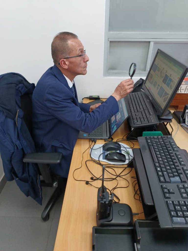 Detective Carlos con lupa en mano haciendo un estudio de confiabilidaad