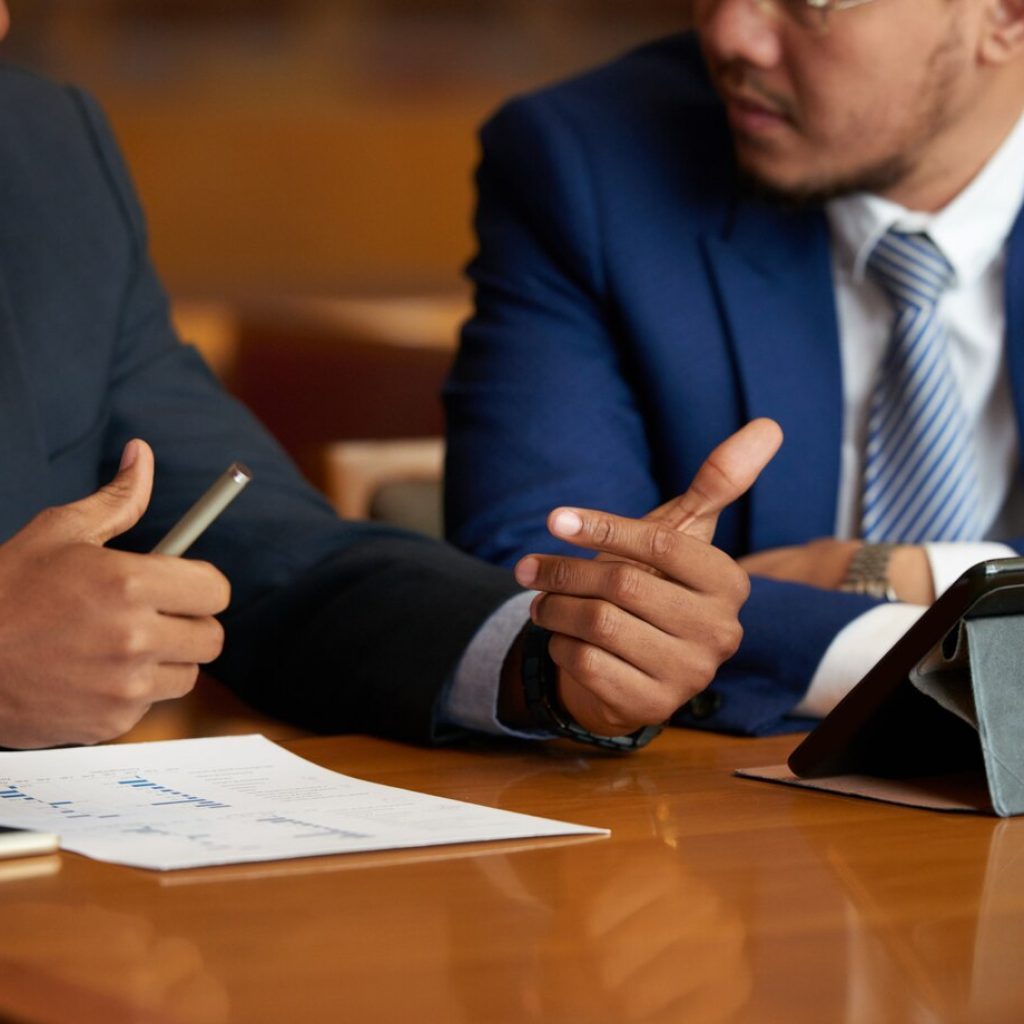 discussing-busines-report_1098-16536